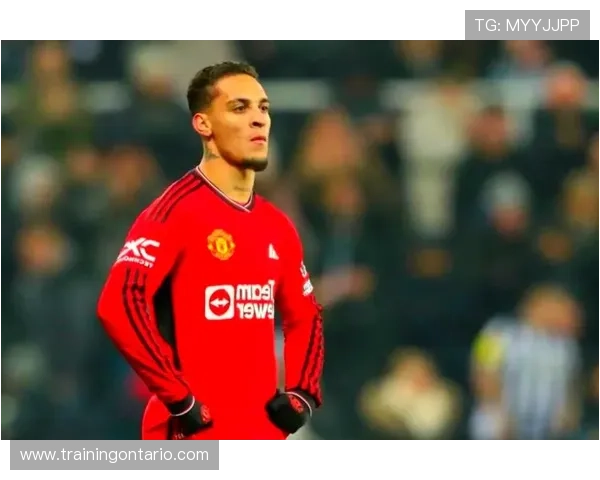 曼联防守漏洞频出制约争冠形势,新赛季开局阶段稳定性面临考验