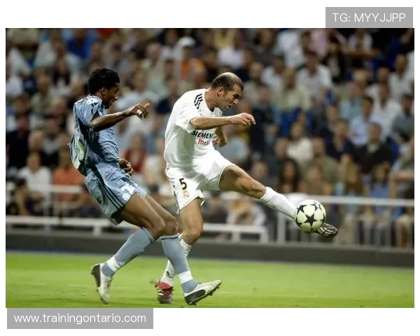 本泽马 vs 齐达内:进攻核心与中场大师的战术角色差异 本泽马 vs 齐达内:进攻核心与中场大师的战术角色差异