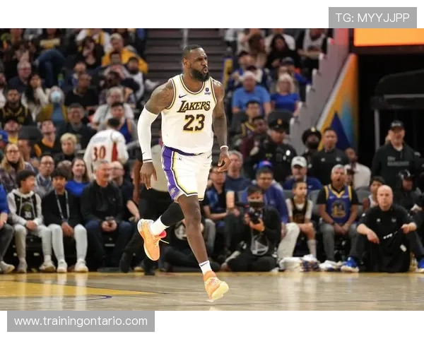 布里奇斯无球防守压制詹姆斯 助力球队稳定防线提升效率