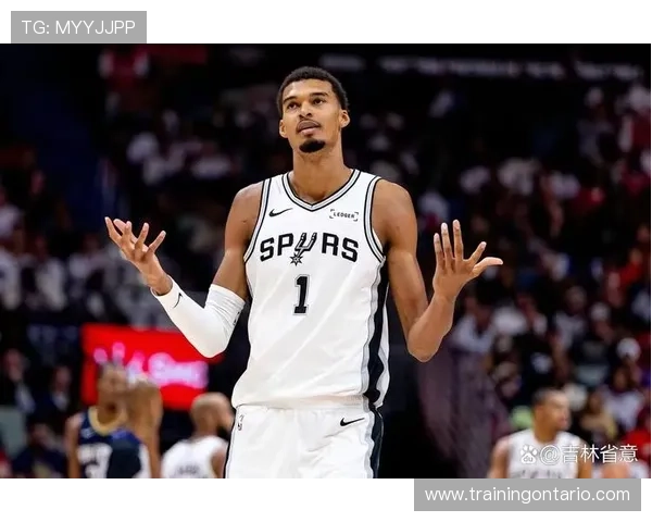 文班亚马挡拆制造对位优势提升内线威胁与防守效率